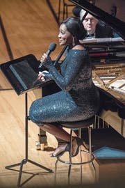 US-Sängerin Angel Blue entzückt im KKL (hinten Nicholas Angelich am Flügel). (Bild: Nadia Schärli (2. Januar 2018))