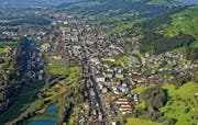 Blick auf das Rontal mit Ebikon (im Vordergrund), Dierikon (Mitte) und Root (hinten). Die Ortsgrenzen sind kaum noch sichtbar – werden sie dereinst ganz aufgehoben? (Bild: Reportair.ch/Niklaus Wächter)