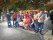 Gruppenbild am Luzerner Nationalquai: Stadtangestellter Roman Portmann mitten in der indischen Reisegruppe. Rechts neben ihm sitzt jener Mann, dem der Pass gestohlen worden war. (Bild: Silvan Käser)