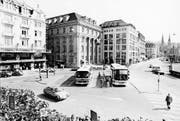 Velo- statt Carchaos vor dem Bucherer. Aufnahme vom Schwanenplatz aus dem Jahr 1986. (Bild: Stadtarchiv)