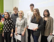Die Preisträger des Wettbewerbs «Fokus Maturaarbeit» 2017 v.l.n.r.: Dagmar Blum (Sonderpreis Kunst), Dominic Büttiker (Sonderpreis Technik), Magdalena Lottenbach (Sozialwissenschaften), Yannick Müller (Naturwissenschaften), Céline Fallegger (Geisteswissenschaften) und Aline Peter (Kunst). (Bild: pd)
