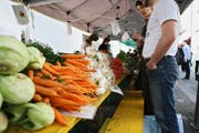Der Wochenmarkt in der Stadt Luzern. Bis 2019 wollen die Behörden neue Kriterien für die Vergabe der Standplätze festlegen. (Bild Manuela Jans)