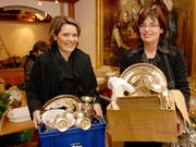Anita Bucheli und Alice Tschppert aus Inwil kaufen kistenweise Silber - um es im Aniquitätenladen von Alice Tschuppert wieder zu verkaufen. Bild Adrian Stähli/Neue LZ