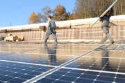 So wie auf diesem Dach in Buchs sollen auch in der Stadt Luzern gemäss einer Initiative vermehrt Flachdächer mit Solaranlagen ausgestattet werden. (Bild: Eveline Beerkircher)