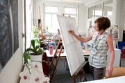 Die Kunstwerkstatt bietet die Möglichkeit, Menschen mit einer psychischen, geistigen und körperlichen Einschränkung, künstlerisch tätig zu sein. (Archivbild) (Bild: Maria Schmid / Neue ZZ)