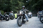 Biker aus der ganzen Schweiz feiern mit. So auch Jeannette Kaiser aus Altendorf. (Bild: Corinne Glanzmann / Neue LZ)