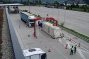 Schwerverkehrskontrolle der Polizei in Erstfeld: Acht Lastwagen hatten technische Mängel und wurden vorübergehend stillgelegt. (Bild: Kantonspolizei Uri)