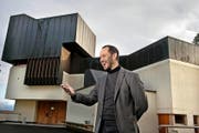 Der reformierte Pfarrer Mathias Kissel vor der Weinbergli-Kirche in Luzern. (Bild Nadia Schärli)