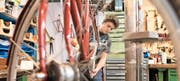 Mit der beruflichen Grundbildung ist die Bevölkerung weiterhin sehr zufrieden. Anders sieht es bei allen anderen Schulstufen aus. (Bild: Keystone/Christian Beutler)