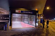 Die Züge fuhren gestern Morgen zwar, das Tor bei der Haltestelle Allmend/Messe blieb aber unten. (Bild: Dominik Wunderli / Neue LZ)