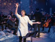 Zita Bucher erzählt die Geschichte in der Box des Luzerner Theaters. Im Hintergrund das Luzerner Sinfonieorchester. (Bild: Luzerner Theater)