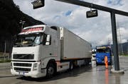 Ein lastwagen beim Schwerverkehrszentrum in Uri im Herbst letzten Jahres. (Bild Corinne Glanzmann/Neue LZ)