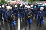 Polizeiaufgebot bei der Gedenkfeier; im Hintergrund die linken Demonstranten. (Bild Boris Bürgisser/Neue LZ)