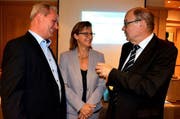 Geschäftsleiterin Erna Blättler im Gespräch mit Präsident Josef Lussi (links) und Regierungsrat Gerhard Odermatt. (Bild: Romano Cuonz / Neue NZ)
