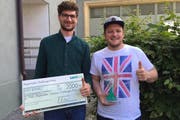 Elias Vogel (links), Präsident und Projektleiter der Strassenliga Zentralschweiz und Vize-Präsident Raphael Adam nehmen den Preis der Sanitas-Challenge entgegen. Raphael Adam ist auch Leiter der Jugendanimation Ebikon am Projektstandort der Strassenliga Zentralschweiz. (Bild: pd)