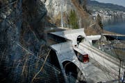 Oberhalb des Kirchenwaldtunnels müssen Netze zur Gewährleistung der Sicherheit montiert werden. (Bild: Corinne Glanzmann / Neue LZ)