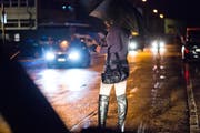 Eine Prostituierte wartet im Ibach auf einen Freier. (Bild: Dominik Wunderli/Neue LZ)