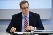 Die Staatsrechnung 2013 des Kantons Schwyz fällt schlechter aus als budgetiert. Im Bild: Regierungsrat Kaspar Michel beim Präsentieren der Staatsrechnung 2012. (Bild: Erhard Gick / Neue SZ)