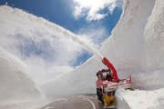 Auch die Schneeräumung auf den Alpenpässen – hier am Gotthard – gehört zum Pflichtenheft des Amts für Betrieb Nationalstrassen. (Archivbild Neue LZ)
