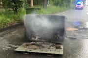 Einer der umgekippten und angezündeten Abfallcontainer. (Bild: Luzerner Polizei)