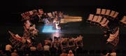 Liegestuhl-Manege im Luzerner Saal für den Prokofjew-Marathon mit sechs Pianisten – im Bild Anna Vinnitskaya. (Bild: Ingo Höhn/PD)