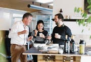 Peter Lerch, Suita Manuela Diaz und Gilles Brunner (v. l.) degustieren Kaffee im Büro von Algrano in Zug. (Bild: Stefan Kaiser (2. Februar 2018))