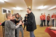 Marco Tarelli überreicht Scharleiterin Sonja Bissig den Schlüssel für das aufgepeppte Blauring-Lokal. (Bild Urs Hanhart)