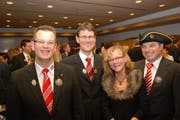 Der abtretende Präsident Ruedi Lussi (links), sein Nachfolger Niklaus Minder und das neue Frohsinnpaar Ruth und Ruedi Schmitter (rechts). (Bild: Richard Greuter/Neue NZ)