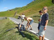 Rechen und Bläser werden bereitgestellt, ein weiterer strenger Arbeitstag steht an.