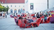 In Wien erfreuen sich die «Enzos» grosser Beliebtheit. In Luzern ist das Möbel derzeit in Orange zu sehen. (Bild: Wolfgang Simlinger)