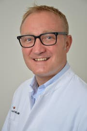 Mit Dr. med. Oliver Tschalèr operiert erstmals ein Arzt des Kantonsspitals Uri an einem Zentrumsspital. (Bild: PD)