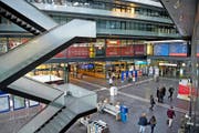 Im Zuger Bahnhof tut sich in den nächsten Monaten einiges. Bild: Maria Schmid (18. Oktober 2016)