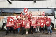 Die Fans von Chanelle Wyrsch reisen mit dem Car nach Köln. (Bild: Jakob Ineichen (Zug, 28. April 2017))