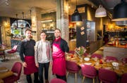 Sie begrüssen die Gäste im Restaurant «Zur Werkstatt» in Luzern: Gastgeber Thomas Nussbaumer (links), Geschäftsführerin Simone Müller-Staubli und Küchenchef Sebastian Hohl. (Bild: pd/Rudi-Renoir Appolt)
