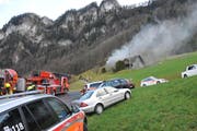 Rauch dringt aus einem Bauernhaus in Hergiswil. (Bild: Matthias Piazza (Hergiswil, 19. Januar 2018))
