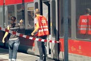 Kriminaltechniker untersuchen den Tatort beim Bahnhof Salez-Sennwald. (Bild: Keystone Video)