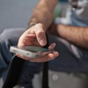Der Zugang zu den Filmen pornografischen Inhalts musste über einen per SMS zugestellten Link freigeschaltet werden (gestellte Szene). (Bild: Keystone)