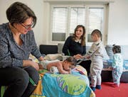 Hausbesuch bei der Luzerner Familie Z.: Monika Schwander (links) von der Mütter- und Väterberatung und die interkulturelle Vermittlerin Najat El Daou kümmern sich um Baby Louaj, dessen Bruder Hussein und Schwester Jasmina. (Bild: Corinne Glanzmann (Luzern, 26. Februar 2018))