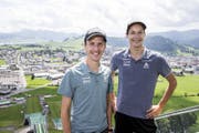 Posieren auf der Skisprungschanze in Einsiedeln: Simon Ammann (links) und Gregor Deschwanden. (Bild: Keystone / Alexandra Wey)