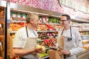 Joos Sutter, Vorsitzender der Coop-Geschäftsleitung (links) und Silvio Baselgia, Leiter Frischprodukte, im neuen Karma-Shop im Bahnhof Zug. (Bild: PD)
