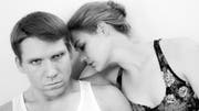 Er macht sie sich gefügig, doch sie hält zu ihm: Hanno Koffler als Andreas Marquardt und Luise Heyer als Marion Erdmann. (Bild: Filmcoopi/PD)