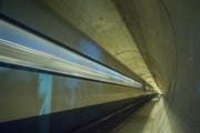 Ein Personenzug braust durch den neuen Gotthard-Basistunnel. (Bild: Urs Flüeler/Keystone (Amsteg, 31. Januar 2017))