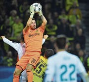 Bleibt er die Nummer eins bei Borussia Dortmund? Der Schweizer Goalie Roman Bürki im Champios-League-Spiel gegen Real Madrid. (Bild: Bernd Thissen/Keystone (Dortmund, 26. September 2017))
