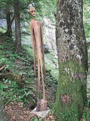 Versteckt steht hingegen die zweite Skulptur von Robert Stocker zwischen Unter- und Oberalpli vor dem Wasserfall. (Bild: Charly Keiser (21. Juni 2017))