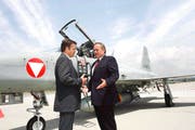 2004 mietete Österreich 12 Tiger-Jets von der Schweiz. Das Geschäft wurde am 9. Juli vom damaligen Verteidigungs- minister Samuel Schmid (rechts) und seinem österreichischen Amtskollegen Günther Platter in Graz öffentlich besiegelt. (Bild: Keystone/Klaus Techt)