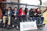 Nehmen schon mal Platz auf dem neuen Sessel (von links): Franz-Xaver Simmen, CEO Andermatt Swiss Alps AG, Peter Furger, Gesamtprojektleiter, Heidi Zgraggen, Landammann, Samih Sawiris, Jon Domenic Parolini, Regierungsrat Kanton Graubünden und der ehemalige Skifahrer Bernhard Russi. (Bild: Keystone / Alexandra Wey)