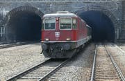 Ein Zug aus dem Tessin fährt aus dem Gotthardtunnel bei Göschenen (Archiv). (Bild: Keystone)