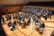 Grossaufgebot für Rossini: der von Peter Sigrist geleitete Konzertchor sowie die Camerata Luzern im Konzertsaal des KKL. (Bild: Roger Grütter/LZ)
