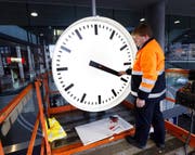 SBB-Projektleiter Alexander Siegrist bei der Wiedermontage der Uhr am Zuger Bahnhof.Bild: Werner Schelbert (Zug, 17. November 2016)