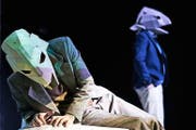 Am Ende seiner Reise angekommen: Eingangsszene des Stücks «Der Weg der Lachse» im Kleintheater Luzern. (Bild: PD/Ingo Höhn)